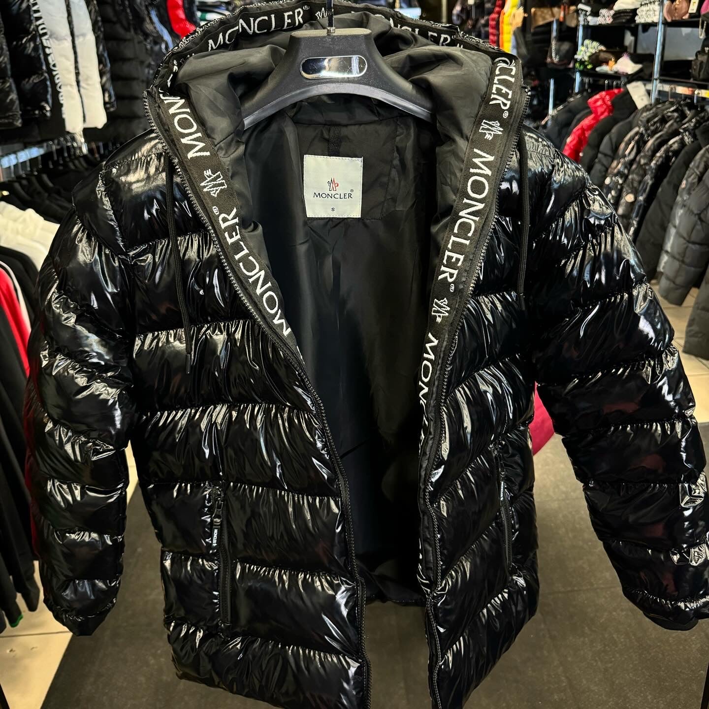 MONCLER ΜΠΟΥΦΑΝ ΓΥΑΛΙΣΤΕΡΟ SALE